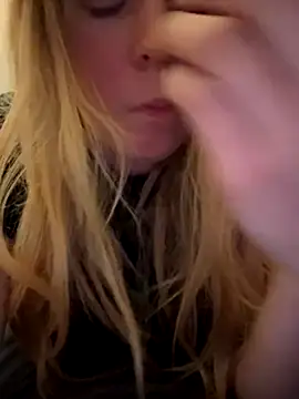 Snapshot of ellieen chatting on 22, 11, 2025 ellieen online show from 22, 11, 2025