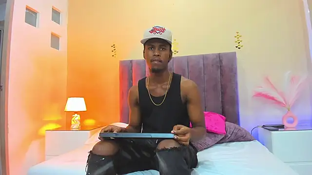 Snapshot of Kiaraa_y_Her_Crazy chatting on 9, 11, 2025 Kiaraa y Her Crazy online show from 9, 11, 2025