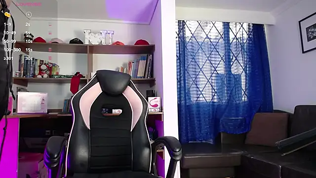 Snapshot of GretaVoss_ chatting on 14, 11, 2025 GretaVoss online show from 14, 11, 2025