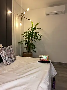 TiffanyyLam online show from 19, 10, 2025