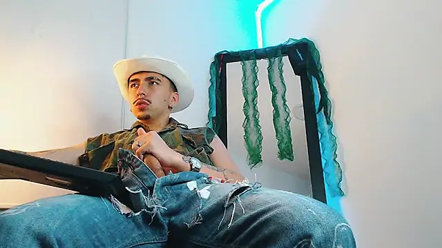 Snapshot of liamty_luxor chatting on 18, 12, 2025 liamty luxor online show from 18, 12, 2025