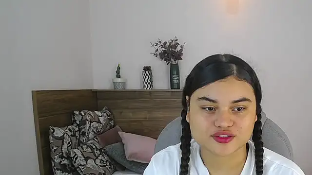 Snapshot of Miabloomm_ chatting on 10, 10, 2025 Miabloomm online show from 10, 10, 2025