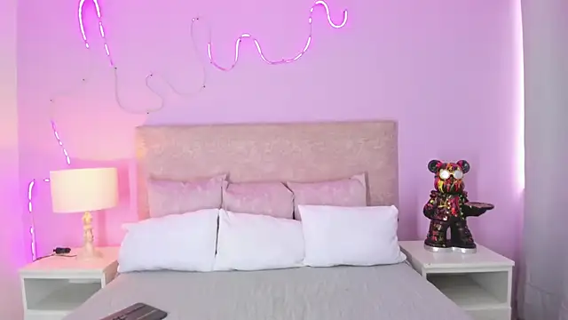 Snapshot of EmaRae1499 chatting on 13, 11, 2025 EmaRae1499 online show from 13, 11, 2025