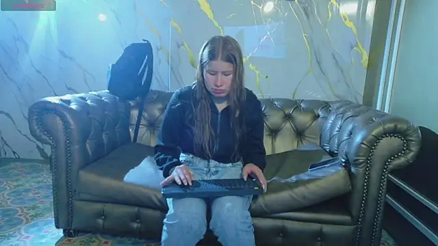 Olivia11  online show from 17, 12, 2025