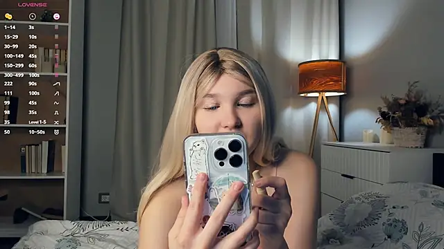 Snapshot of ErinBissonnette chatting on 26, 10, 2025 ErinBissonnette online show from 26, 10, 2025