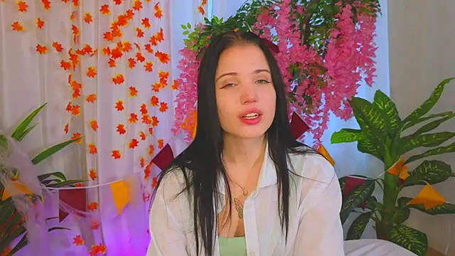 Snapshot of LauraHale chatting on 10, 11, 2025 LauraHale online show from 10, 11, 2025