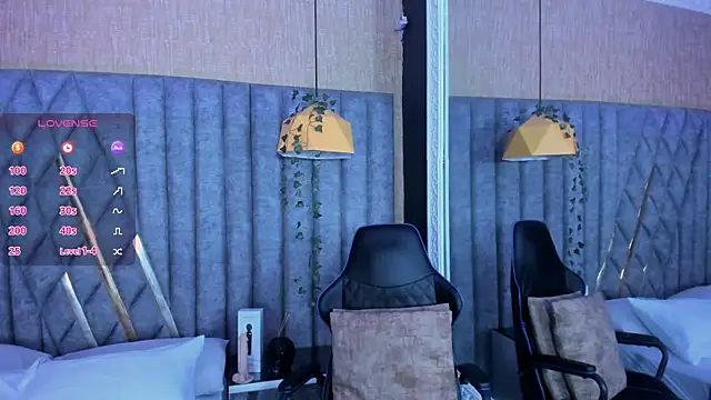 SkylerBloomm online show from 13, 4, 2026