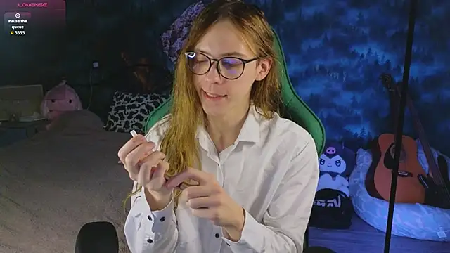 Snapshot of artass2 chatting on 27, 10, 2025 artass2 online show from 27, 10, 2025