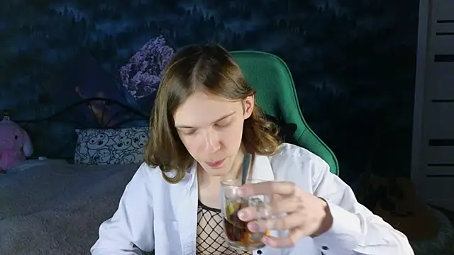 Snapshot of artass2 chatting on 22, 11, 2025 artass2 online show from 22, 11, 2025