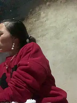 tuyetnhi-00 online show from 4, 2, 2026