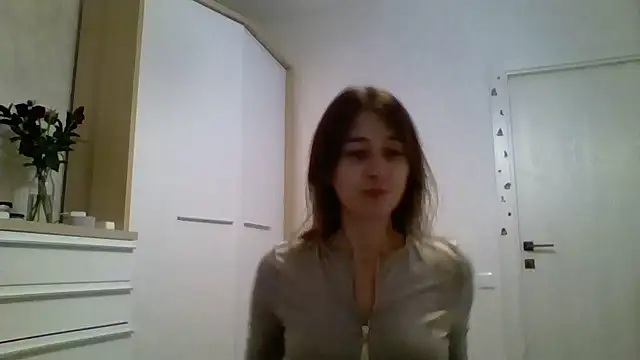 Snapshot of Avenique chatting on 5, 10, 2025 Avenique online show from 5, 10, 2025