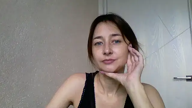 Snapshot of Avenique chatting on 9, 10, 2025 Avenique online show from 9, 10, 2025