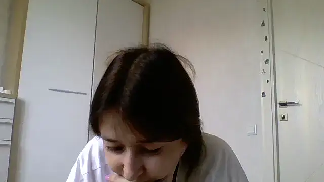 Snapshot of Avenique chatting on 11, 10, 2025 Avenique online show from 11, 10, 2025