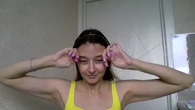 Snapshot of Avenique chatting on 13, 10, 2025 Avenique online show from 13, 10, 2025