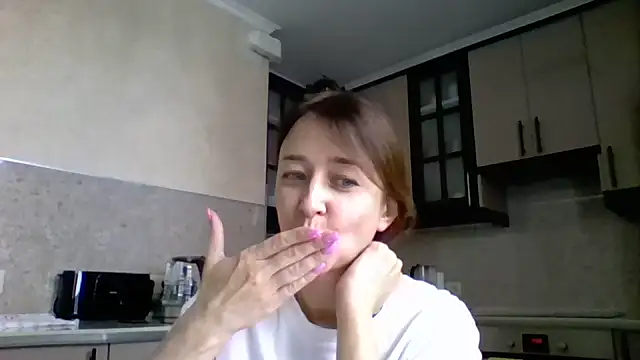 Snapshot of Avenique chatting on 14, 10, 2025 Avenique online show from 14, 10, 2025