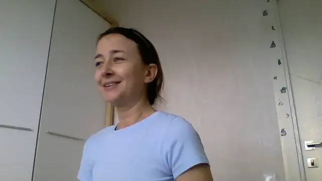 Snapshot of Avenique chatting on 15, 10, 2025 Avenique online show from 15, 10, 2025