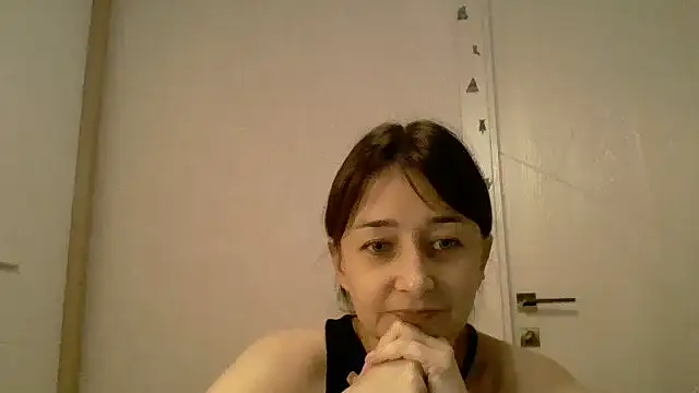 Snapshot of Avenique chatting on 17, 10, 2025 Avenique online show from 17, 10, 2025
