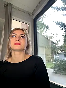 Ella Vee online show from 27, 9, 2025