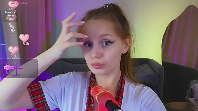 Snapshot of HoneyLace_ chatting on 11, 4, 2026 HoneyLace online show from 11, 4, 2026