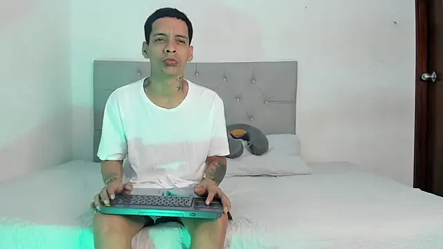 Snapshot of twinkDuohot chatting on 18, 12, 2025 twinkDuohot online show from 18, 12, 2025