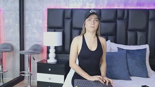 Snapshot of ZoeWilliis chatting on 3, 11, 2025 ZoeWilliis online show from 3, 11, 2025