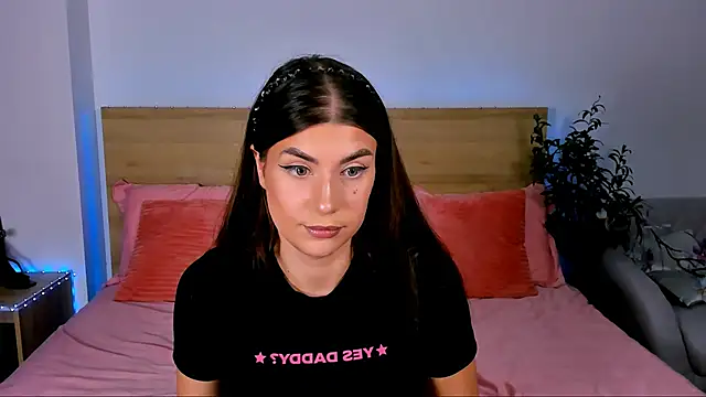 Bella Davis love online show from 28, 9, 2025