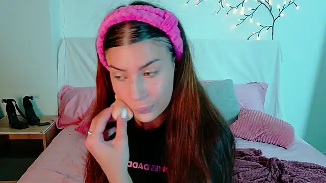 Bella Davis love online show from 4, 12, 2025