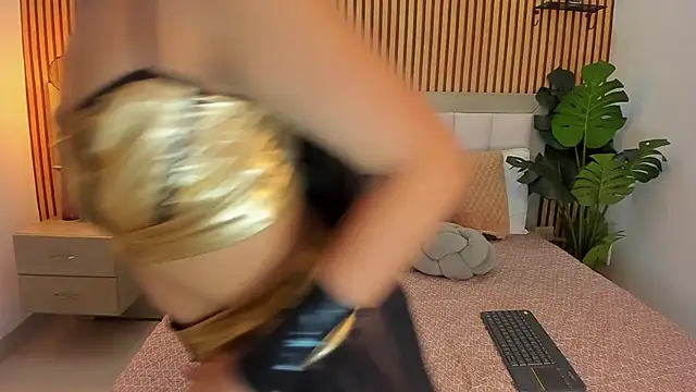 Roseaurora online show from 31, 10, 2025