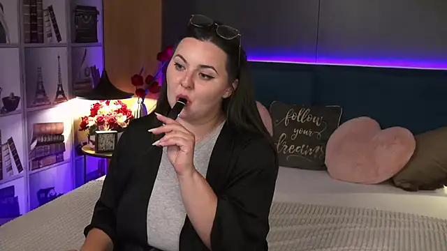 Mia Swano online show from 16, 6, 2026