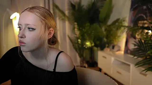 Snapshot of rosy_petal chatting on 8, 9, 2025 rosy petal online show from 8, 9, 2025