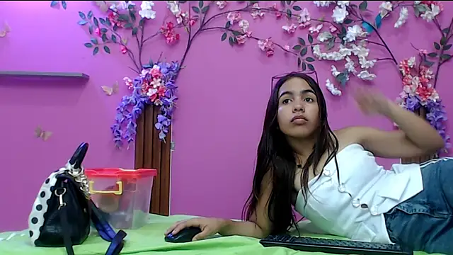 skinnysofia18 online show from 24, 10, 2025