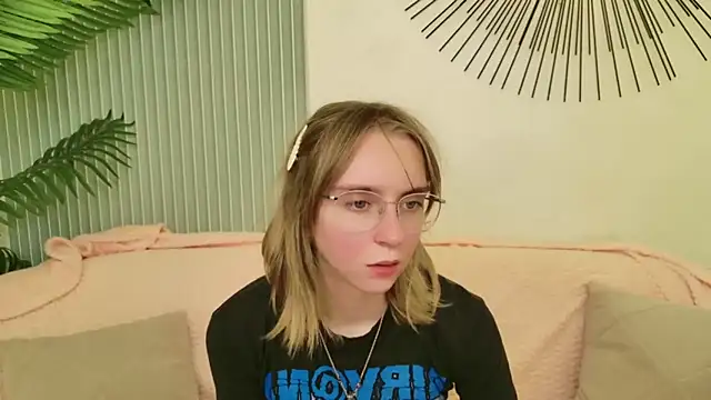 Snapshot of Beverly_Gomes chatting on 20, 9, 2025 Beverly Gomes online show from 20, 9, 2025