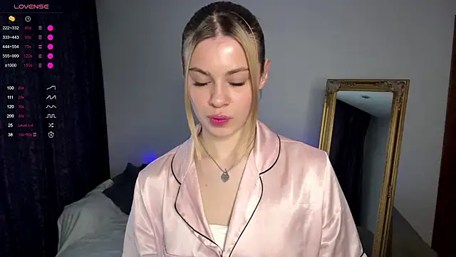 Snapshot of Lil_Elisa chatting on 26, 10, 2025 Lil Elisa online show from 26, 10, 2025