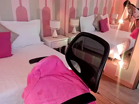 Snapshot of _Sharloth_ chatting on 8, 11, 2025 Sharloth online show from 8, 11, 2025