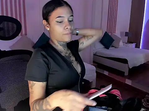 Snapshot of _Sharloth_ chatting on 1, 12, 2025 Sharloth online show from 1, 12, 2025