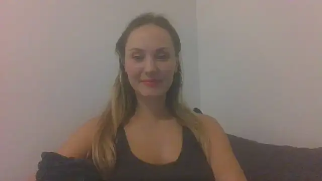 Snapshot of Molvina chatting on 8, 11, 2025 Molvina online show from 8, 11, 2025
