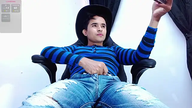 Snapshot of DayroDuran chatting on 9, 11, 2025 DayroDuran online show from 9, 11, 2025