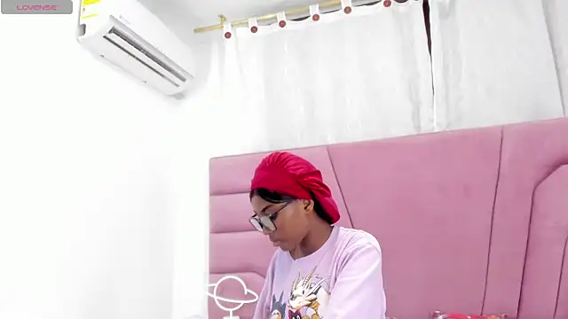 Snapshot of MarianRosse chatting on 19, 10, 2025 MarianRosse online show from 19, 10, 2025