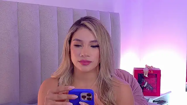 Snapshot of NicoleArmani chatting on 19, 11, 2025 NicoleArmani online show from 19, 11, 2025