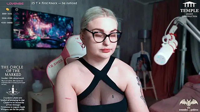 Snapshot of Wounded_Goddess_ chatting on 12, 11, 2025 Wounded Goddess online show from 12, 11, 2025