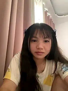 Snapshot of Emlyly-18 chatting on 13, 9, 2025 Emlyly-18 online show from 13, 9, 2025