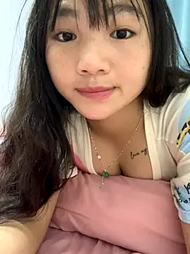 Snapshot of Emlyly-18 chatting on 2, 10, 2025 Emlyly-18 online show from 2, 10, 2025
