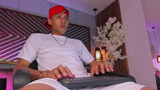 Snapshot of B_Wild chatting on 23, 11, 2025 B Wild online show from 23, 11, 2025