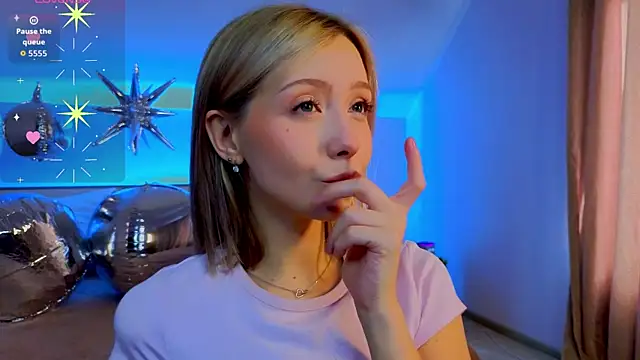 Snapshot of LumMina chatting on 5, 4, 2026 LumMina online show from 5, 4, 2026