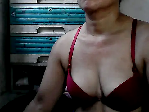 yoursPinayMama1682 online show from 1, 10, 2025