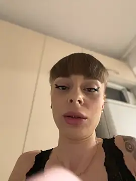 Snapshot of BabyBee_ chatting on 7, 10, 2025 BabyBee  online show from 7, 10, 2025