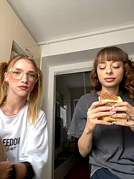 Snapshot of BabyBee_ chatting on 12, 10, 2025 BabyBee  online show from 12, 10, 2025