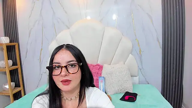 Snapshot of Ashleypetit chatting on 18, 10, 2025 Ashleypetit online show from 18, 10, 2025