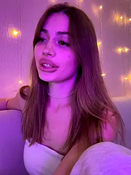 Elizabeth Tay online show from 9, 11, 2025