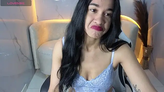 Snapshot of Maia_Tx chatting on 11, 11, 2025 Maia Tx online show from 11, 11, 2025